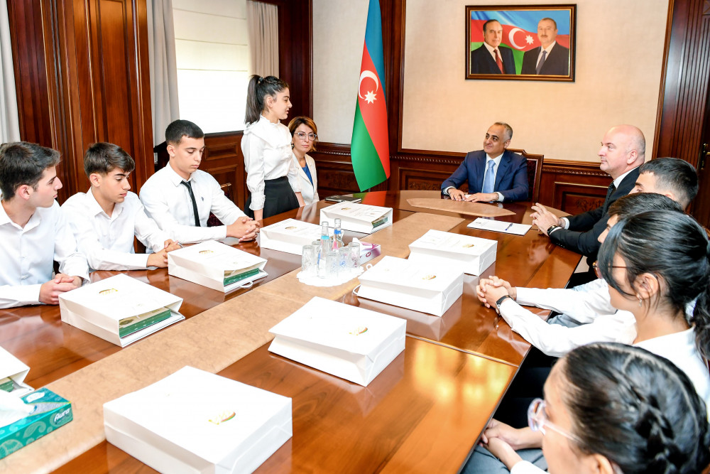 Səlahiyyətli nümayəndə müsabiqə və yarışlarda qalib olan şagirdlərlə görüşüb